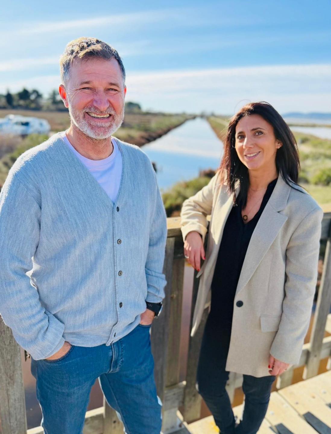 Photo de l'homme en gilet bleu et de la femme en veste beige